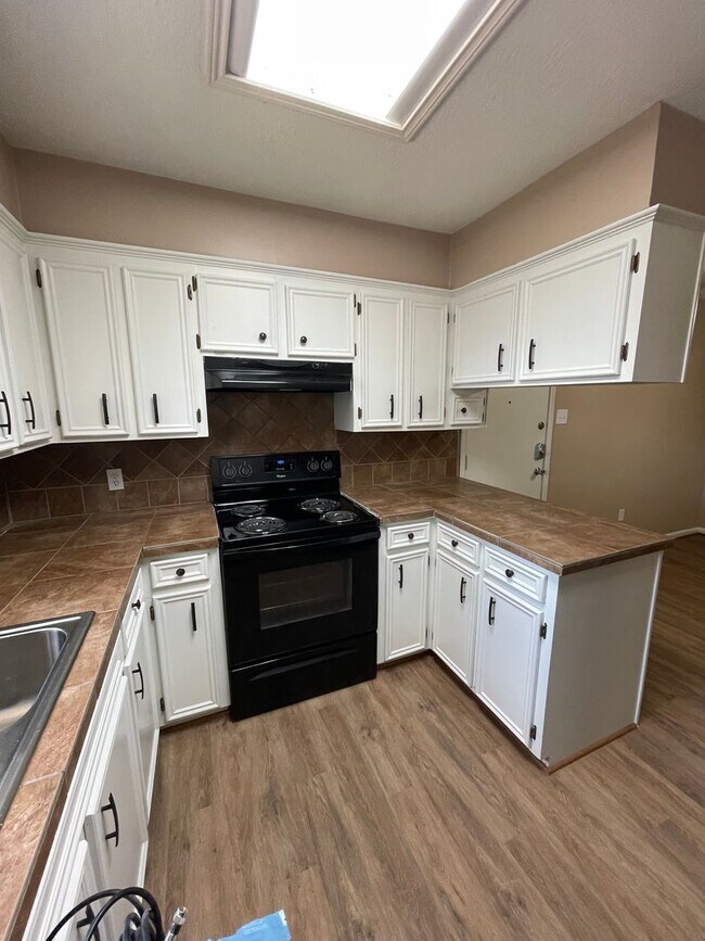 Building Photo - $1,850/mo | 3BD/2BA | Fenced Backyard, 2-Car Garage, No Carpet -- College Station, TX