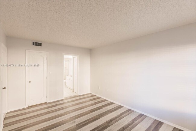 Building Photo - 4152 Inverrary Dr