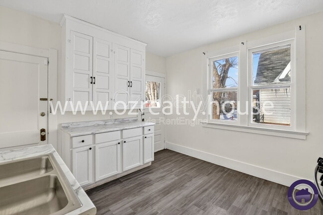 Building Photo - 834 Oak St