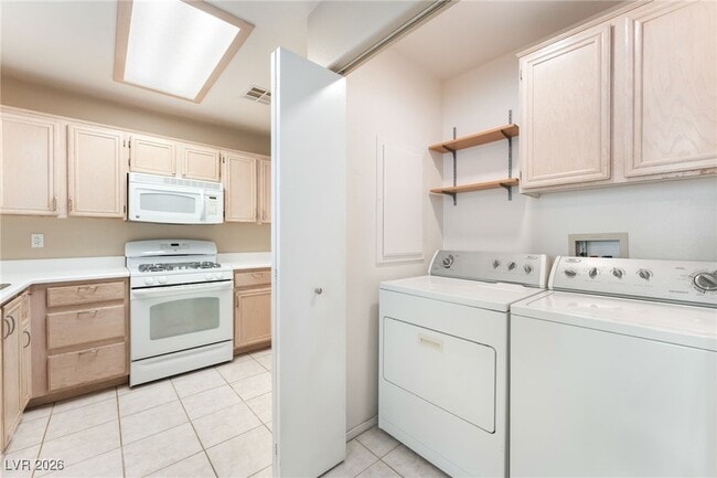 Building Photo - 8028 Desire Dr