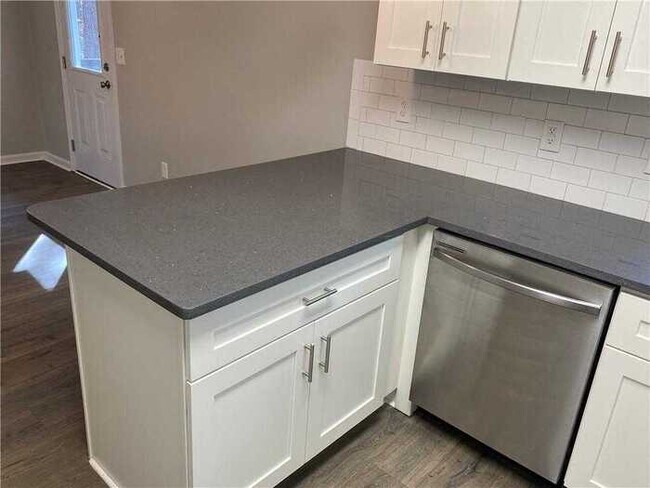 Building Photo - Fantastic 4bd/2ba home! Coming soon!