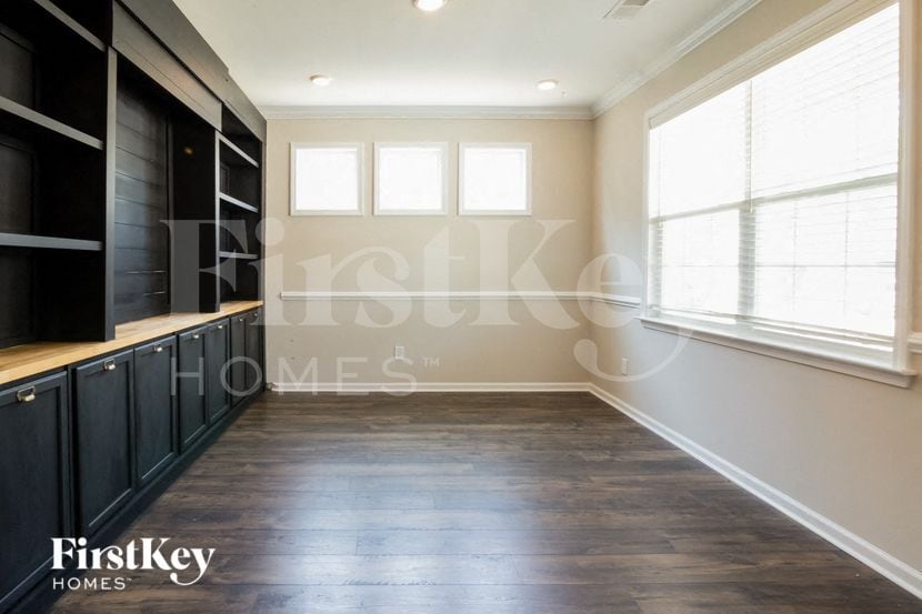 Building Photo - 614 Pendleton Dr