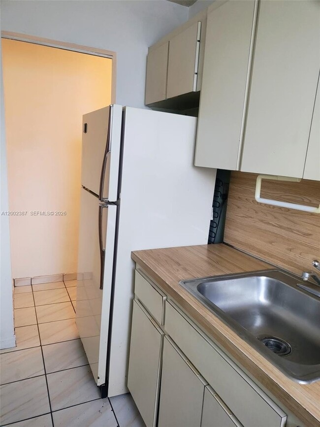 Building Photo - 525 SW 56th Ave