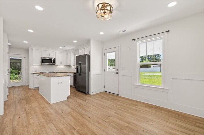 Building Photo - 221 E Moon Cir