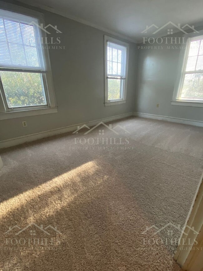 Building Photo - 708 Crescent Dr