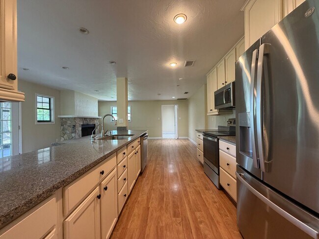 Building Photo - Windward Meadows 3BR/2BA on 1 Acre with Fenced Yard