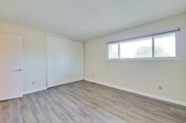 Building Photo - Lovely and Spacious 2BR 2.5BA Condo in Gre...