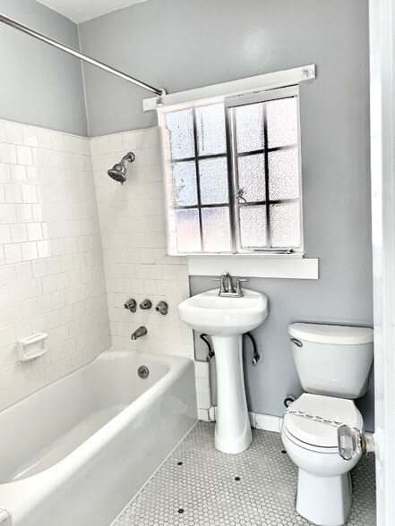 Building Photo - 2818 Telegraph Ave