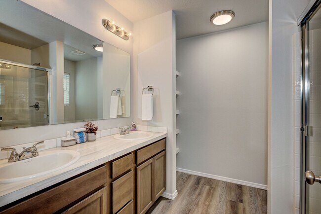 Building Photo - 4 bed 2 bath home for rent