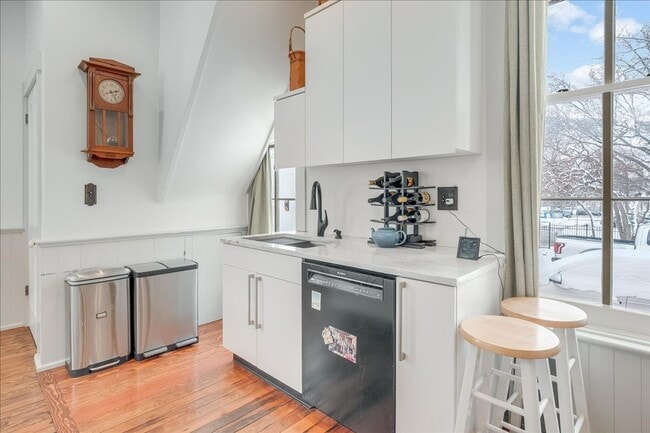 Building Photo - Historic, Character-Rich House - 3 Bed, 3 Bath (2 Full, 2 Half)