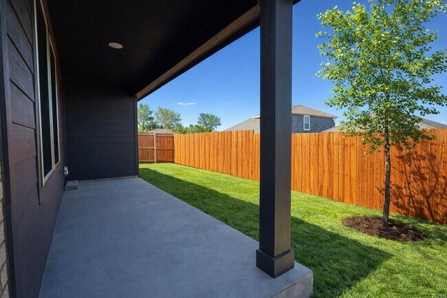 Building Photo - 3405 Tomahawk Dr