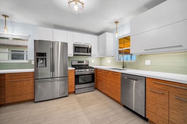 Building Photo - Beautiful home in quiet neighborhood