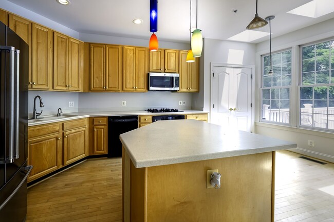 Building Photo - Tower Oaks First-Time Townhome in Rockville is Move-in Ready!
