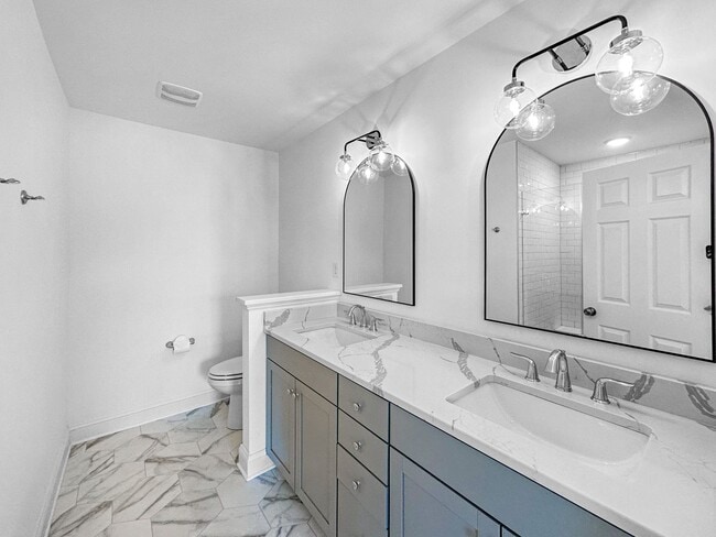 Building Photo - Breathtaking Townhome in Cosby Village!