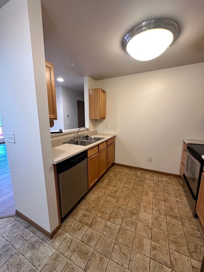 Building Photo - Lovely 2 bedroom 1.5 bath condo