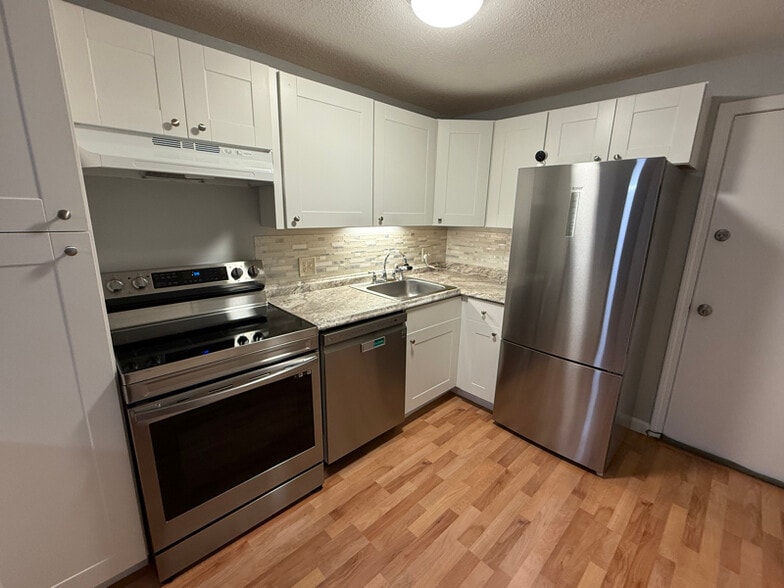 Building Photo - 105 Elmwood Dr