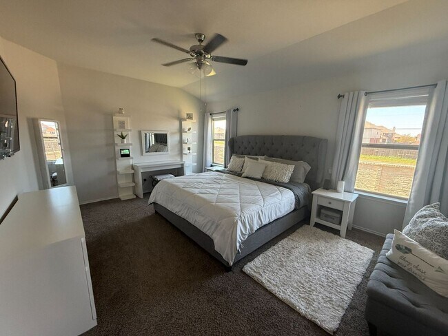 Building Photo - BEAUTIFUL 4-bedroom 2-bathroom home!