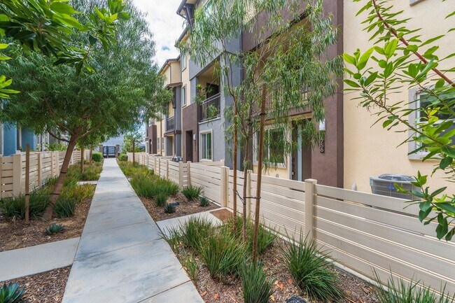 Building Photo - Newer townhome rental located in the gated One Seven Eight community!