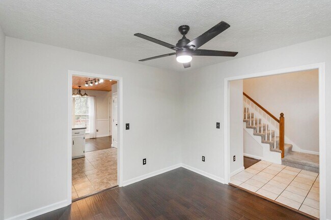 Building Photo - 105 Redbud Dr