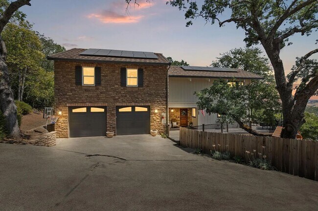Building Photo - Luxury 5 Bedroom Home with Panoramic Views...