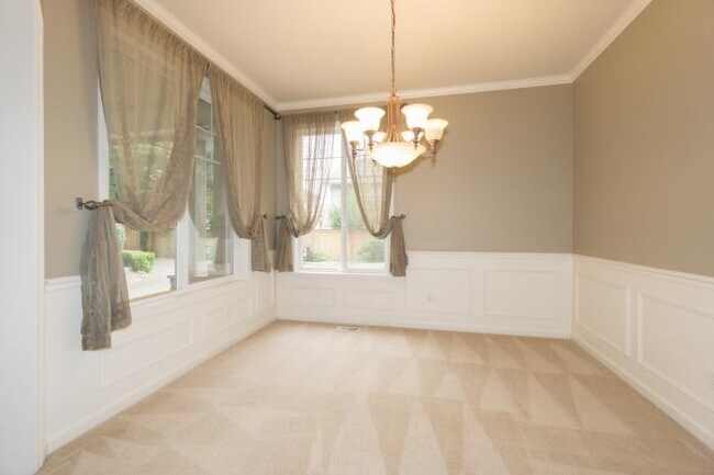 Building Photo - 4 bedroom in Kirkland WA 98033