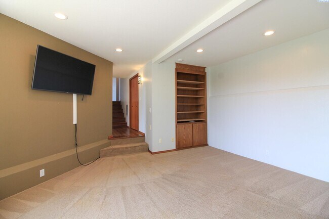Building Photo - 4 Bed/2 Bath + an Office Richland House