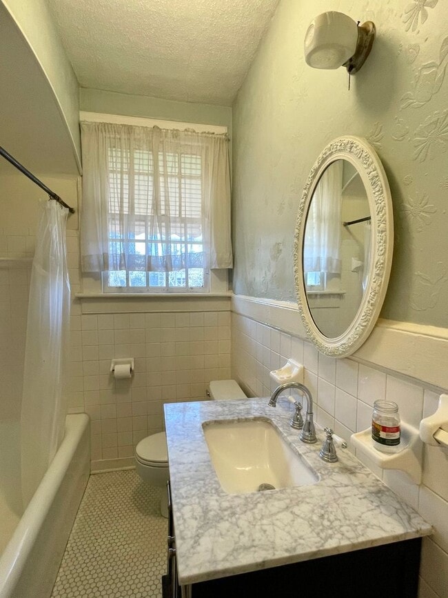 Building Photo - Melrose Heights