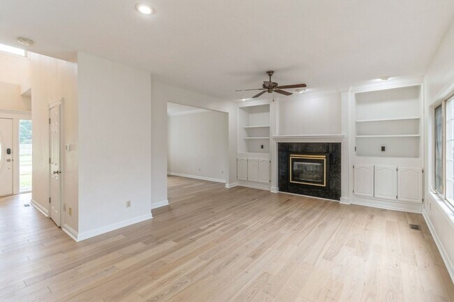 Building Photo - GREAT LOCATION IN COUNTRY CLUB!! 4 Bedroom, 3.5 Bathroom Home in Clive