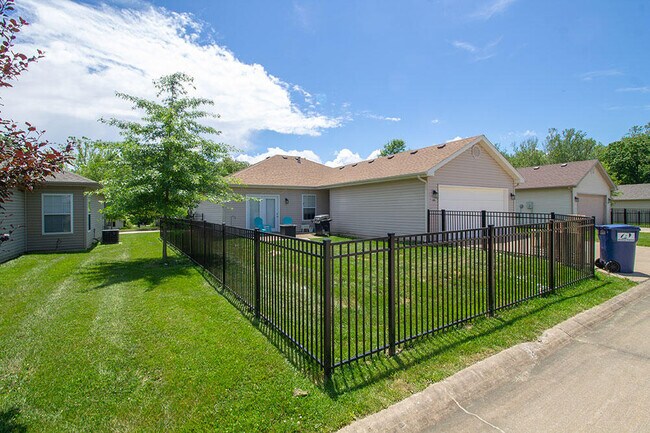 Building Photo - 1881 Harmony St