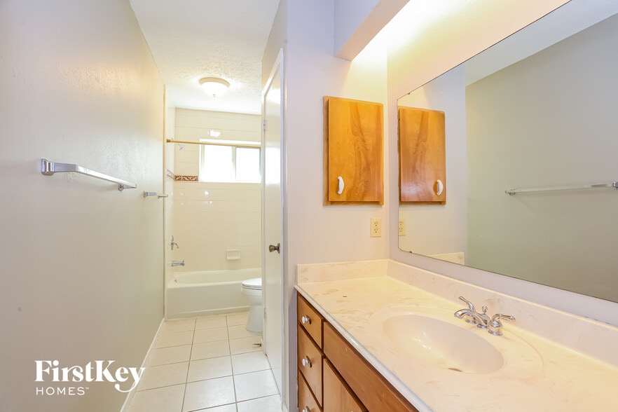 Building Photo - 16106 David Glen Dr