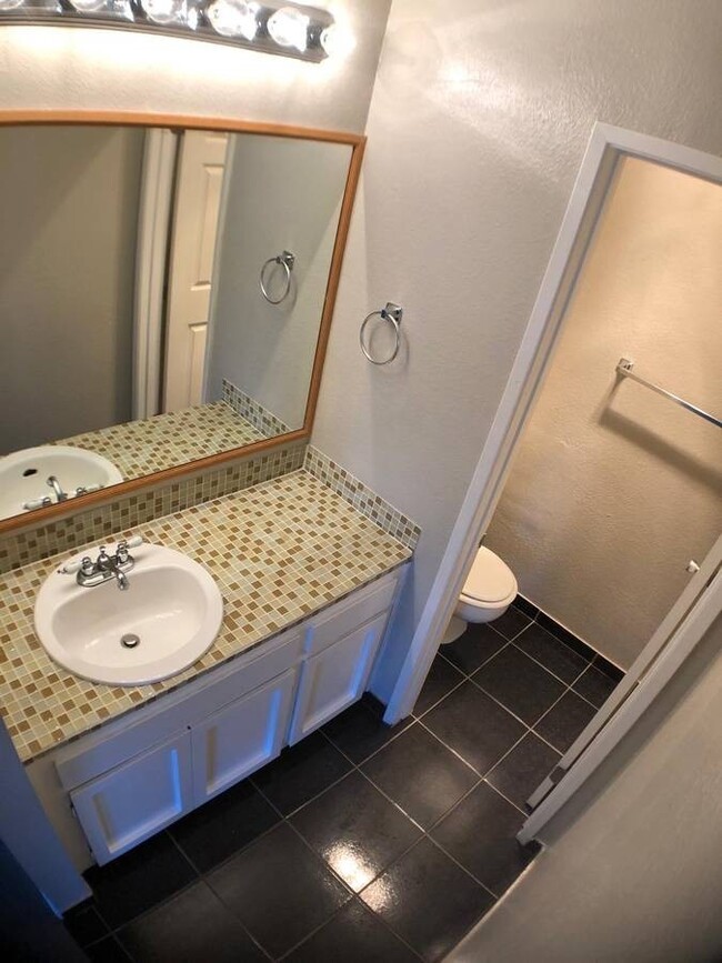Building Photo - Remodeled Townhome with Garage and Yard in...