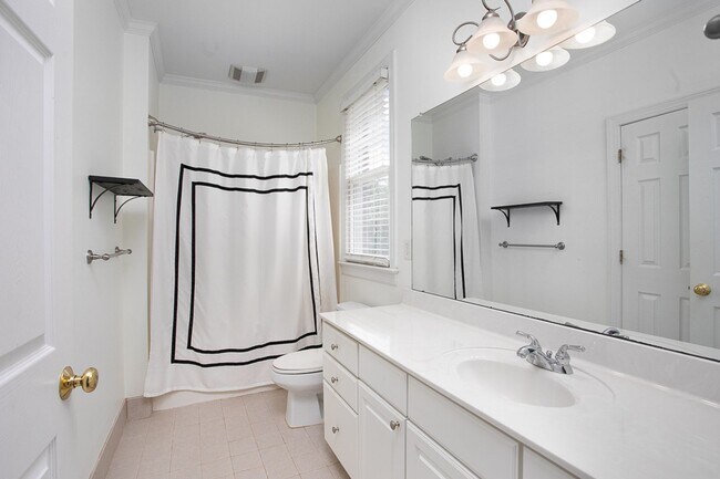 Building Photo - Beautiful 2 Bedroom Condo in Southern Village!