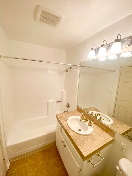 Building Photo - 7045 Woodley Ave