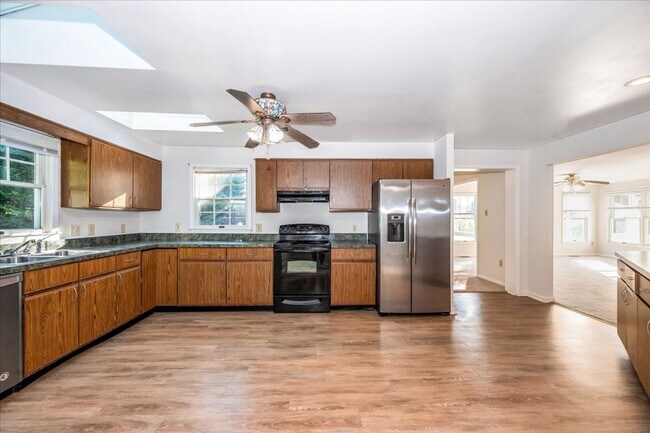 Building Photo - Oversized House in Point of Rocks for Lease