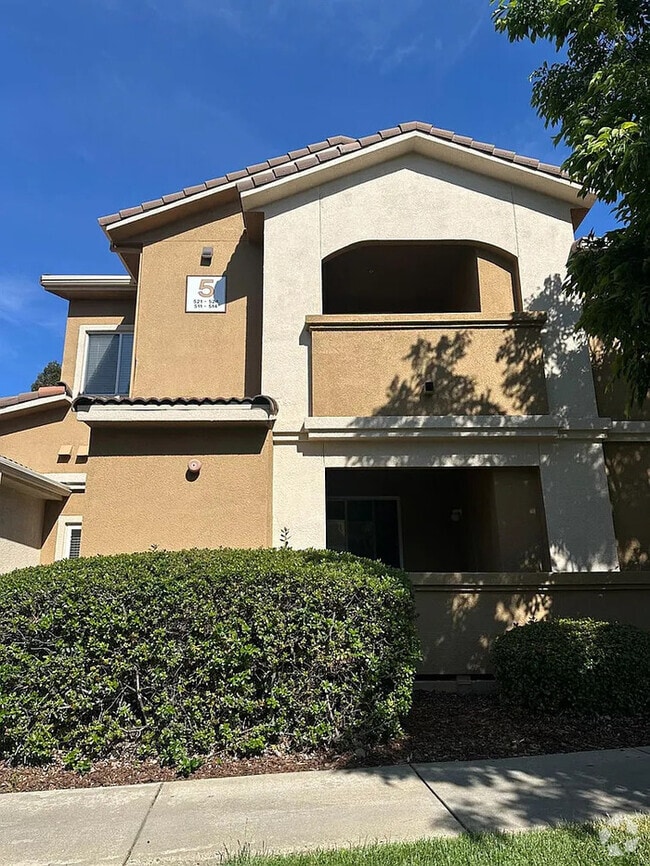 Building Photo - Beautiful 2 Bedroom 2 Bathroom in Roseville!