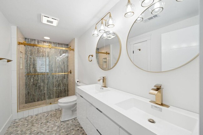 Building Photo - Tastefully Renovated Downtown Charleston Home