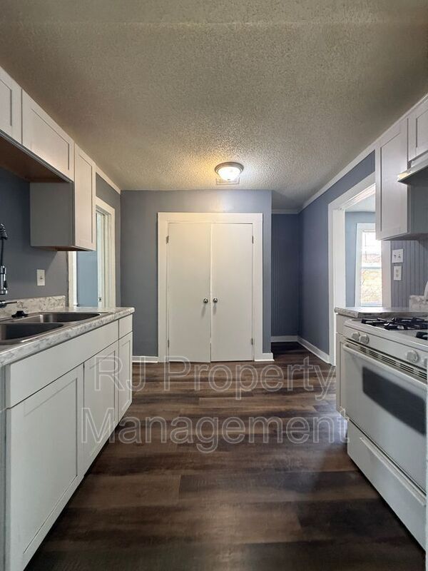 Building Photo - 425 Carpenter St