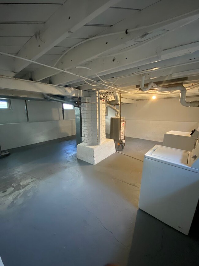 Building Photo - Updated 1 Bedroom Home with Garage