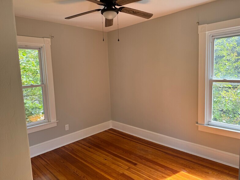 Building Photo - 152 Hemlock St