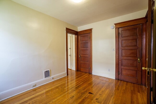 Building Photo - 725 Livingston Ave