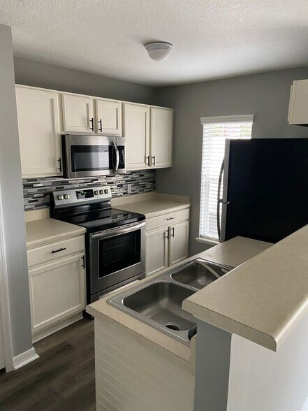 Primary Photo - 7056 St Ives Ct