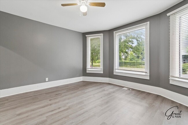 Building Photo - 6 bedroom 2 bath $2095