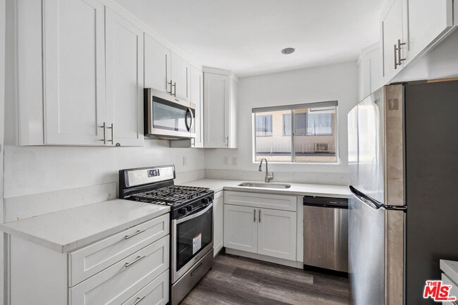 Building Photo - 733 Hayworth Ave