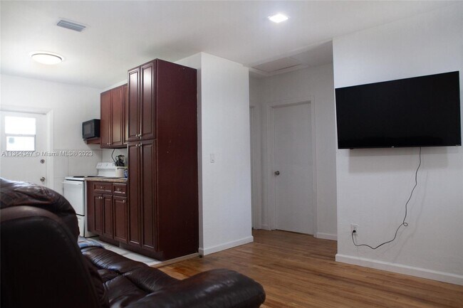 Building Photo - 1821 Harding St