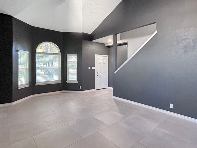 Building Photo - Updated Gem Near Thousand Oaks