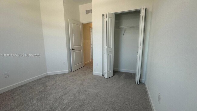Building Photo - 553 Rivergrass St
