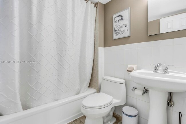 Building Photo - 120 Royal Pk Dr