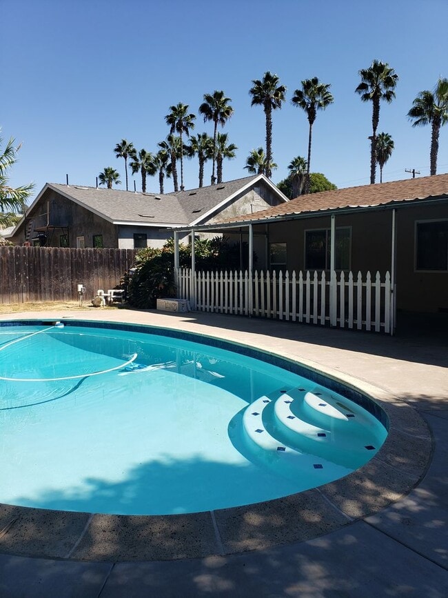 Building Photo - Just in Time For Summer: Charming home wit...