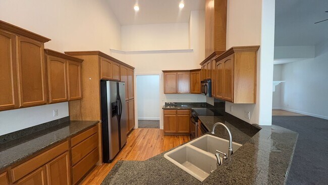 Building Photo - 2 Bed 2 Bath Home