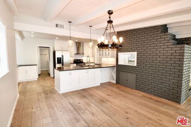 Building Photo - 5415 Coldwater Canyon Ave
